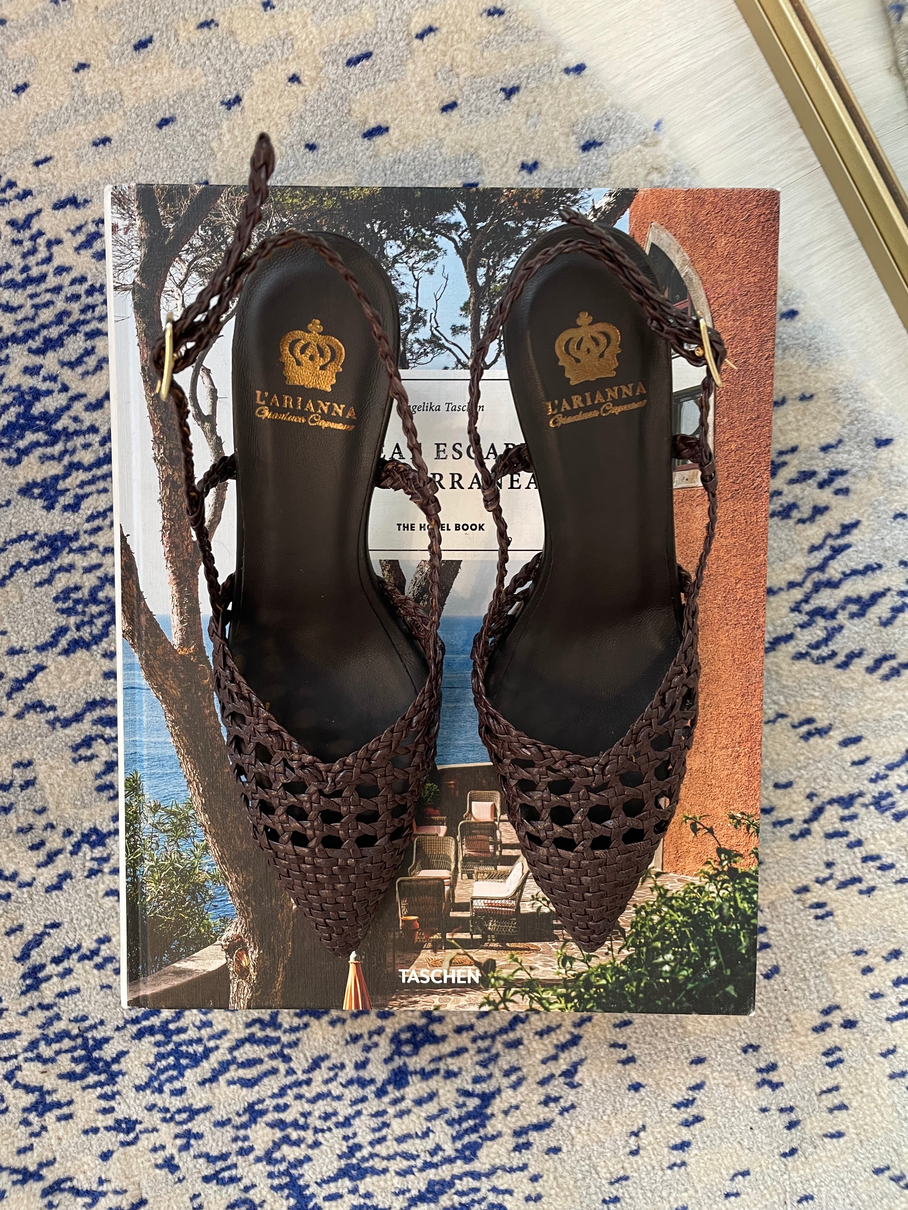 L’Arianna slingback intrecciata